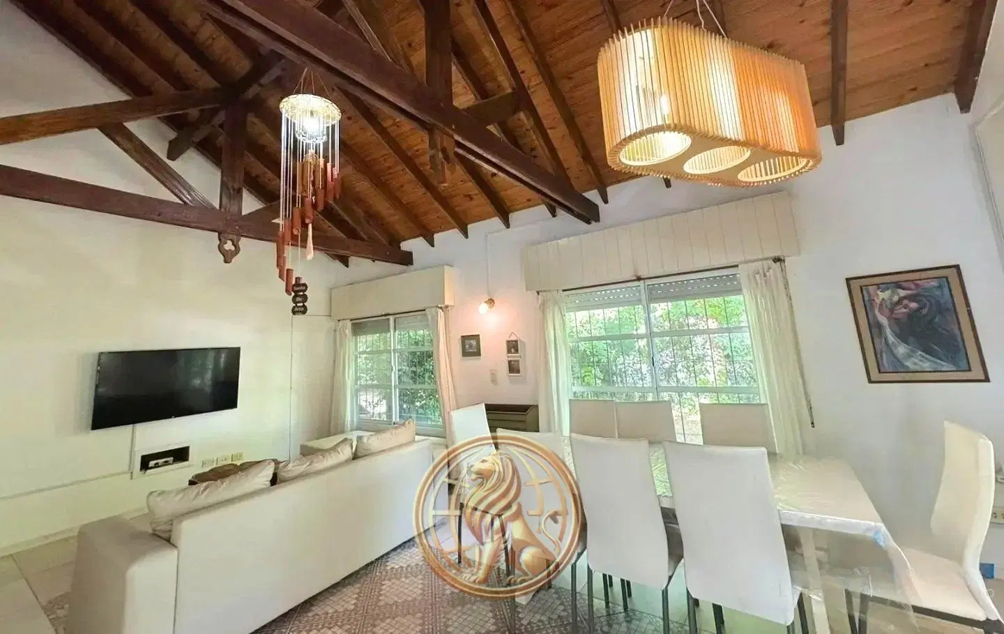 Venta Casa en Pinamar con 2 departamentos y piscina climatizada a solo 100 metros de la playa 3