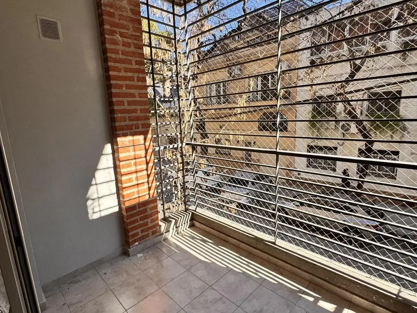 Semipiso 2 Ambientes Sobre Pasaje Bertres, A Metros De Goyena. Excelente 2