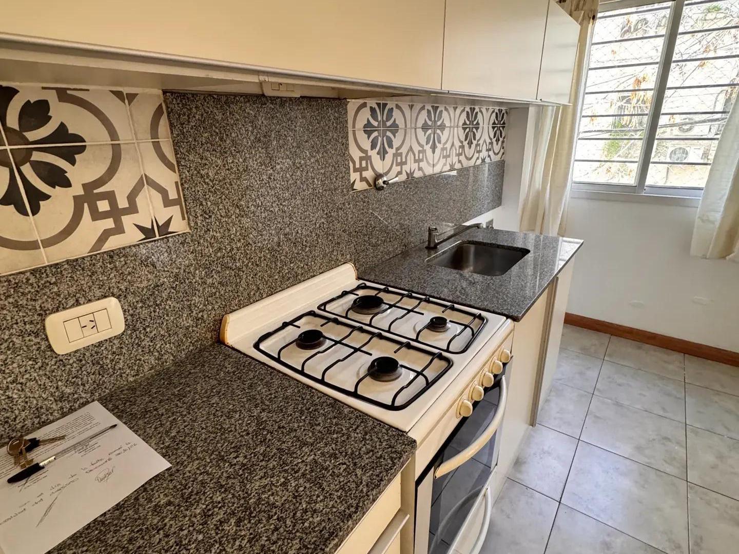 Foto de Semipiso 2 Ambientes Sobre Pasaje Bertres, A Metros De Goyena. Excelente, imagen 3