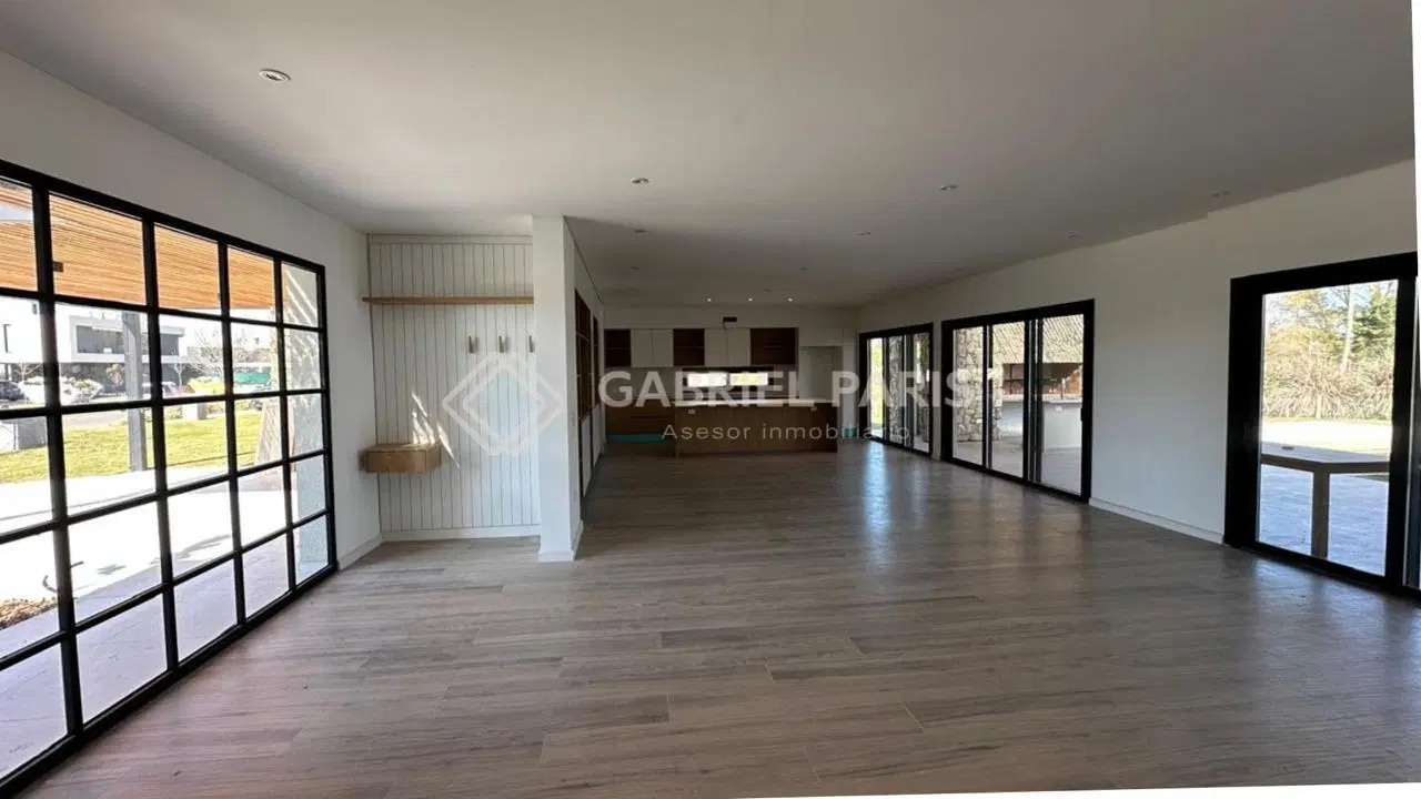 Casa 5 ambientes. | Colectora Norte. Acc Oeste km 47 4