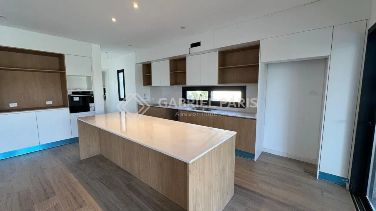 Casa 5 ambientes. | Colectora Norte. Acc Oeste km 47 8