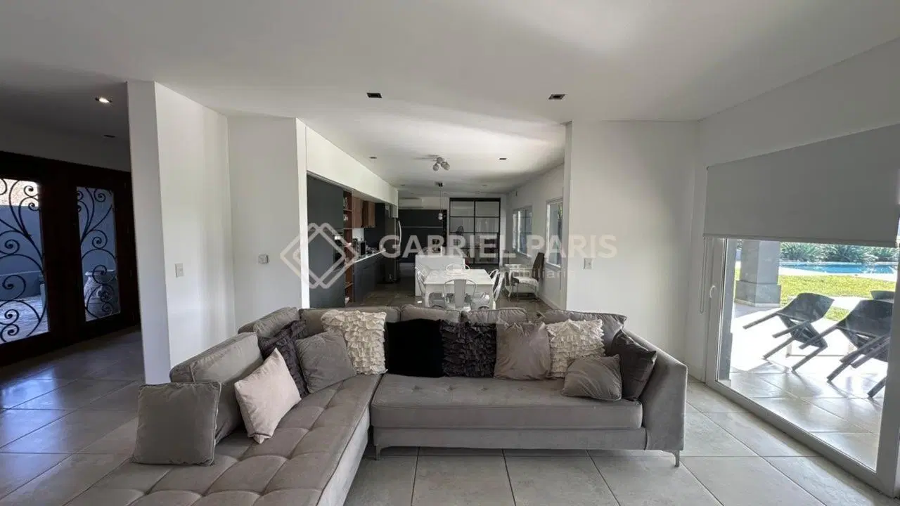 Casa 6 ambientes 4 dormitorios. | Colectora Norte. Acceso Oeste km 47 2
