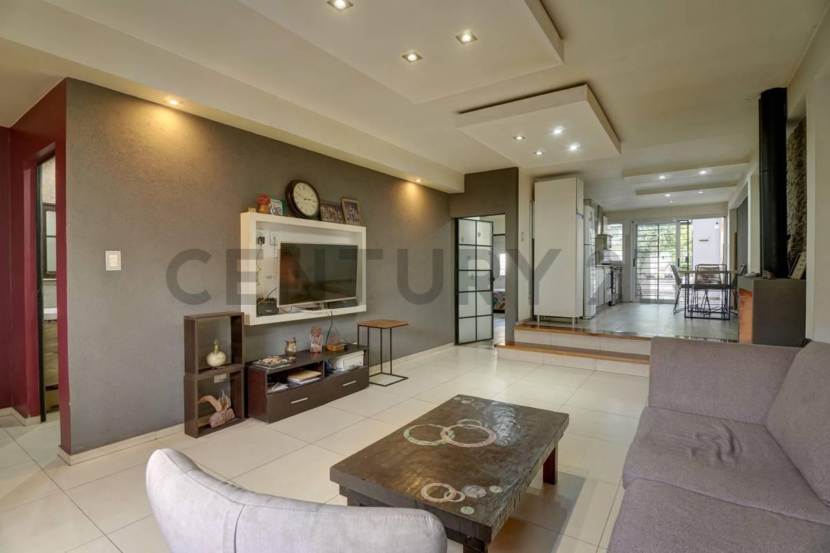 Foto de VENTA CASA CON JARDIN Y PISCINA - VERSALLES, imagen 4