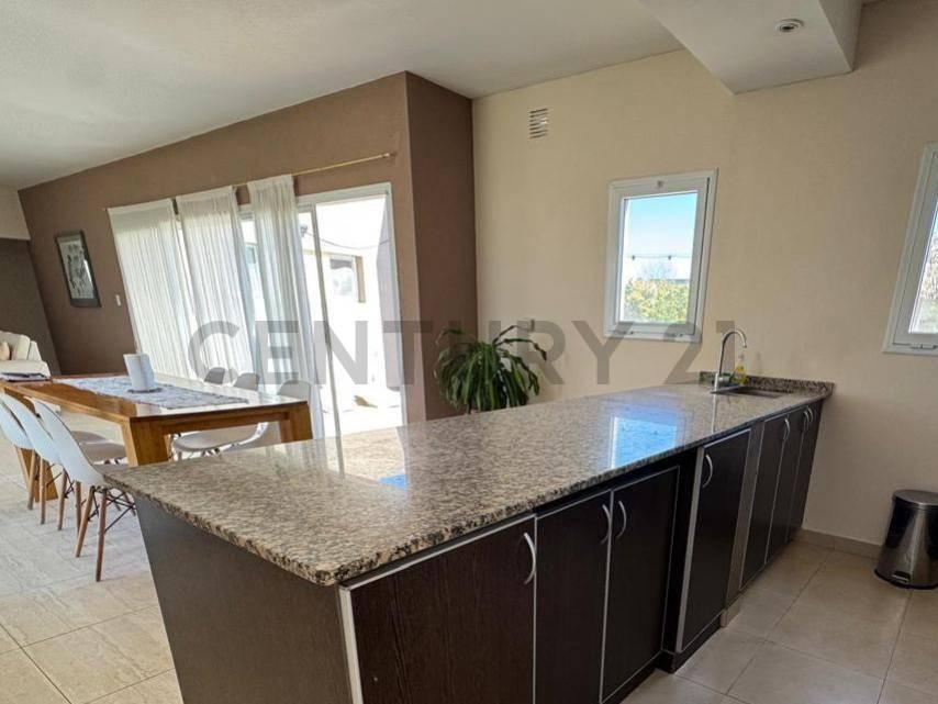 Foto de VENTA | CASA | 4 HABITACIONES | 1 PLANTA | PISCINA | BARRIO GOLF – EL, imagen 2