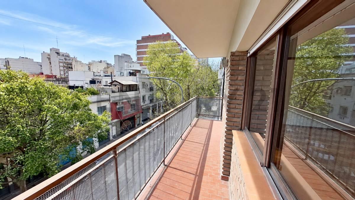 Foto de VENTA DEPARTAMENTO 4 AMBIENTES CON BALCÓN EN ALMAGRO, imagen 1