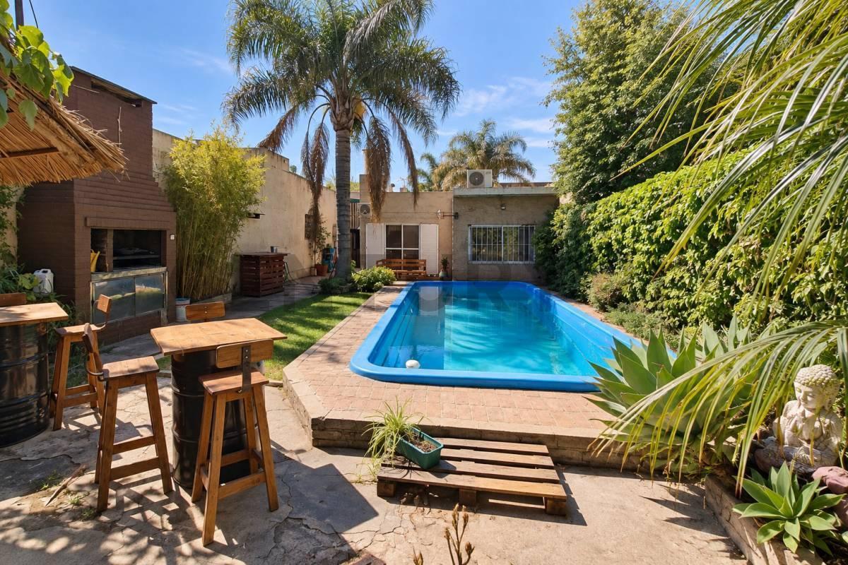 Foto de VENTA CASA 4 AMBIENTES CON PILETA, QUINCHO Y PARRILLA - SAN JUSTO, imagen 1