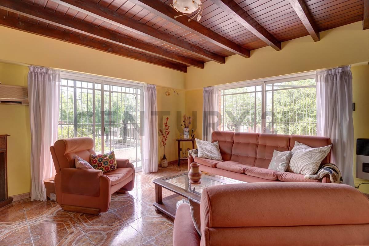 Foto de Venta Casa 4 ambientes con dependencia, escritorio , playroom, local y, imagen 1