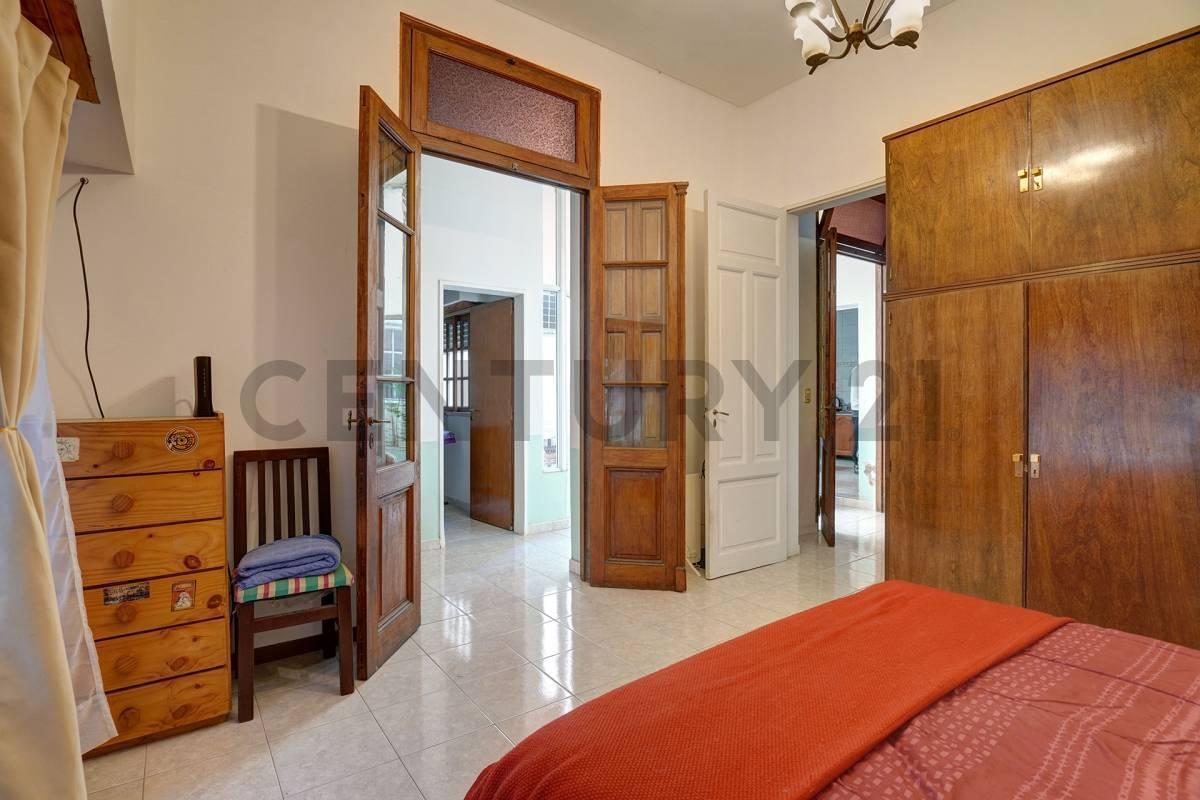 Foto de VENTA CASA 5 AMBIENTES C/ DEPENDENCIA, ESCRITORIO, TERRAZA Y COCHERA, imagen 4