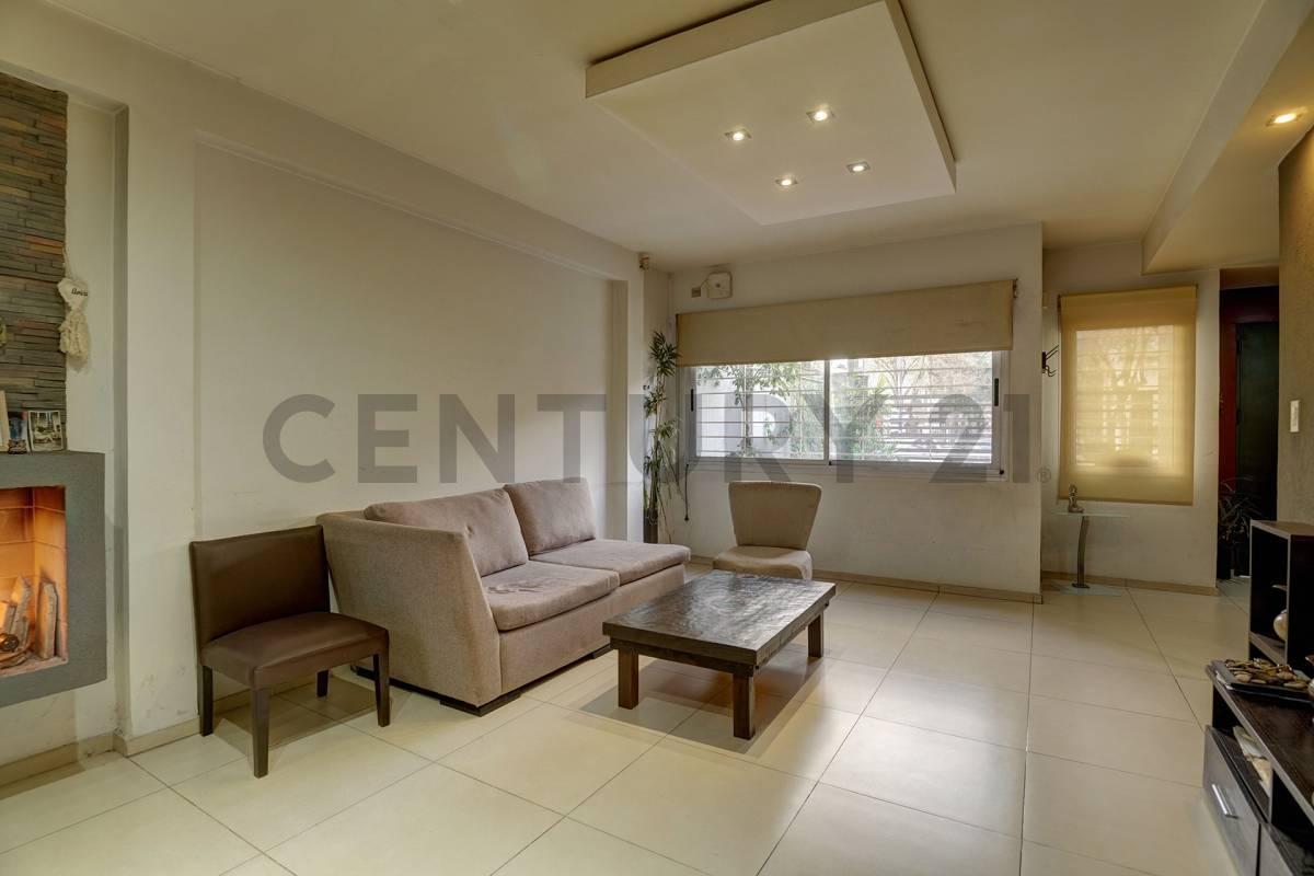 Foto de VENTA CASA CON JARDIN Y PISCINA - VERSALLES, imagen 2