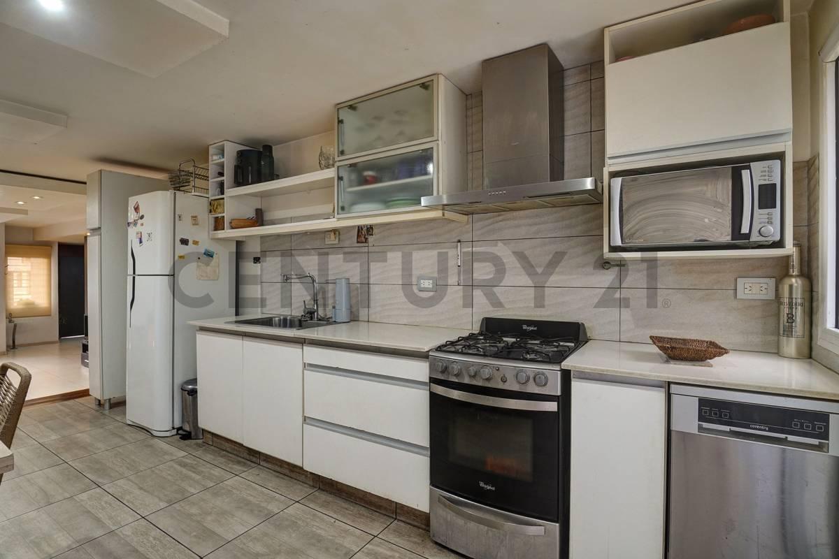 Foto de VENTA CASA CON JARDIN Y PISCINA - VERSALLES, imagen 3