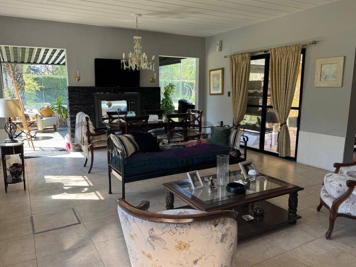 Foto de VENTA CASA 5 AMBIENTES CON PISCINA Y PARQUE - SEGUNDAS COLINAS PILAR, imagen 2