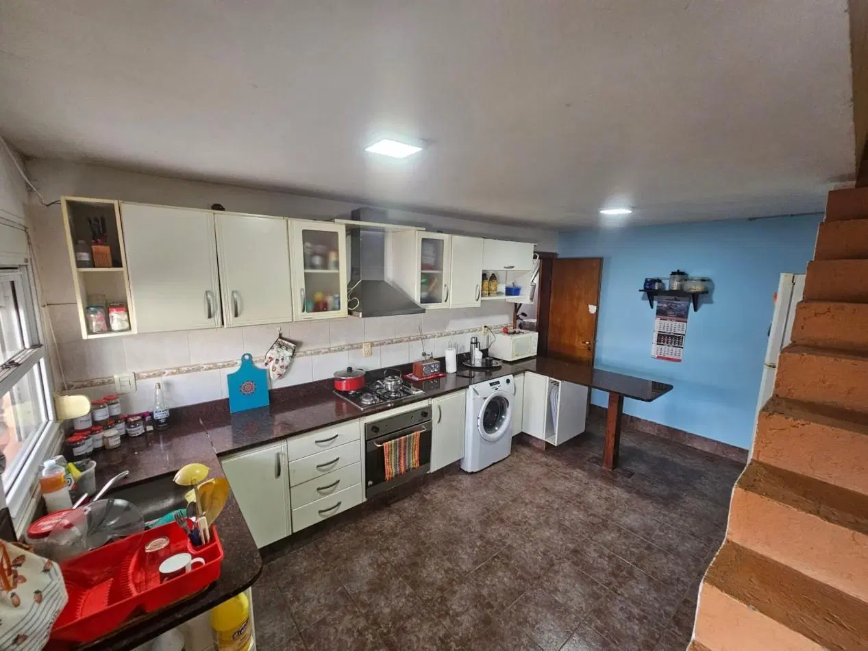Casa de 4 dormitorios en dos plantas con cochera doble, patio, terraza y balcon en venta 3