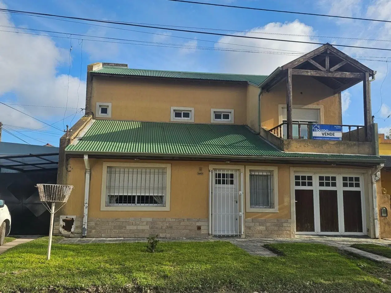 Casa de 4 dormitorios en dos plantas con cochera doble, patio, terraza y balcon en venta 4