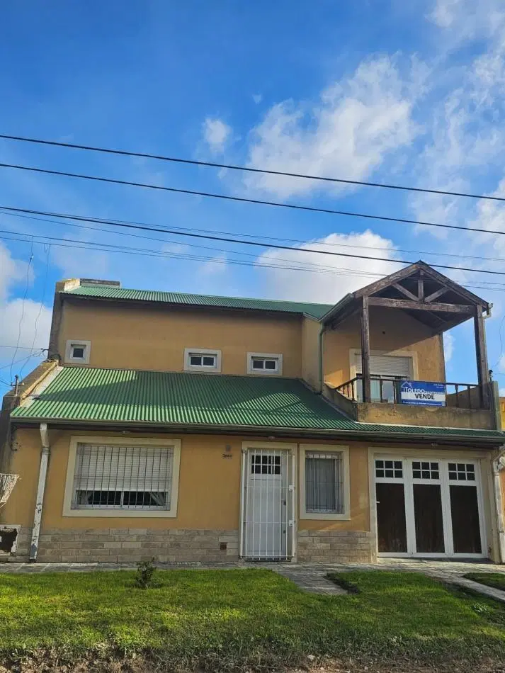 Casa de 4 dormitorios en dos plantas con cochera doble, patio, terraza y balcon en venta 5