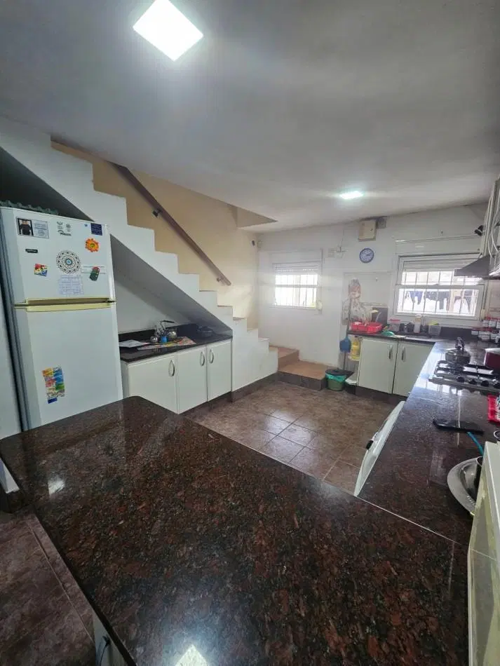 Casa de 4 dormitorios en dos plantas con cochera doble, patio, terraza y balcon en venta 2