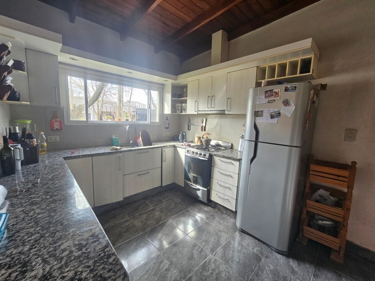Foto de CASA DE 3 DORMITORIOS CON AMPLIO QUINCHO EN ZONA PARQUE (VENDE/PERMUTA), imagen 4