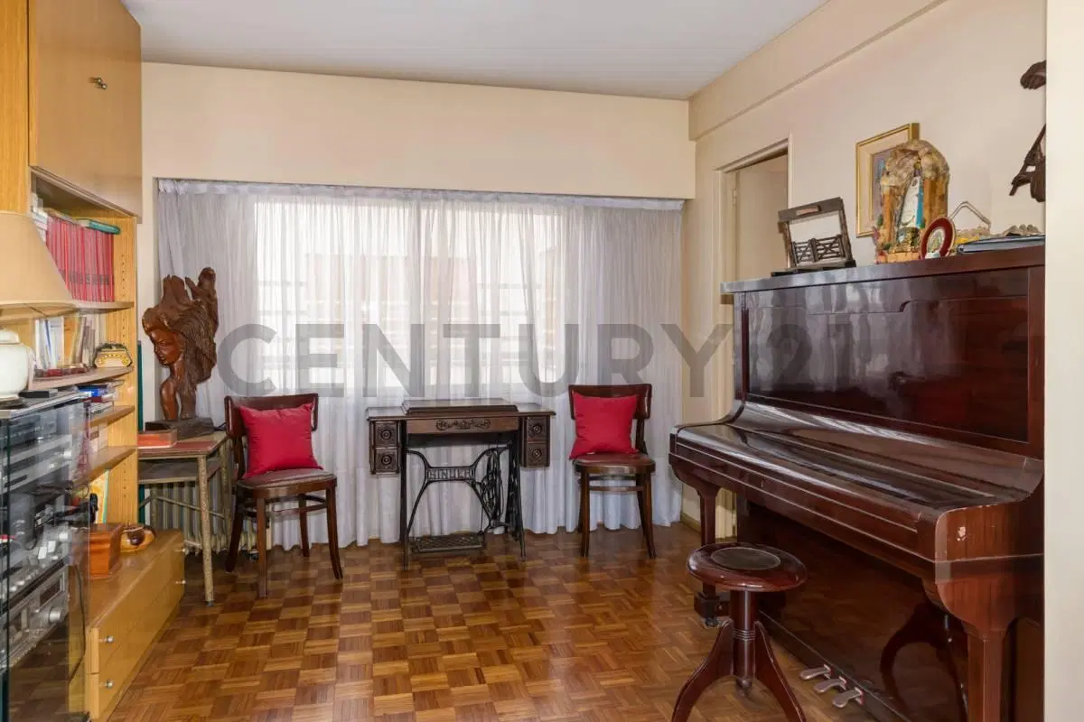 DEPARTAMENTO DE 5 AMBIENTES EN VENTA COCHERA Y HAB DE SERVICIO 5
