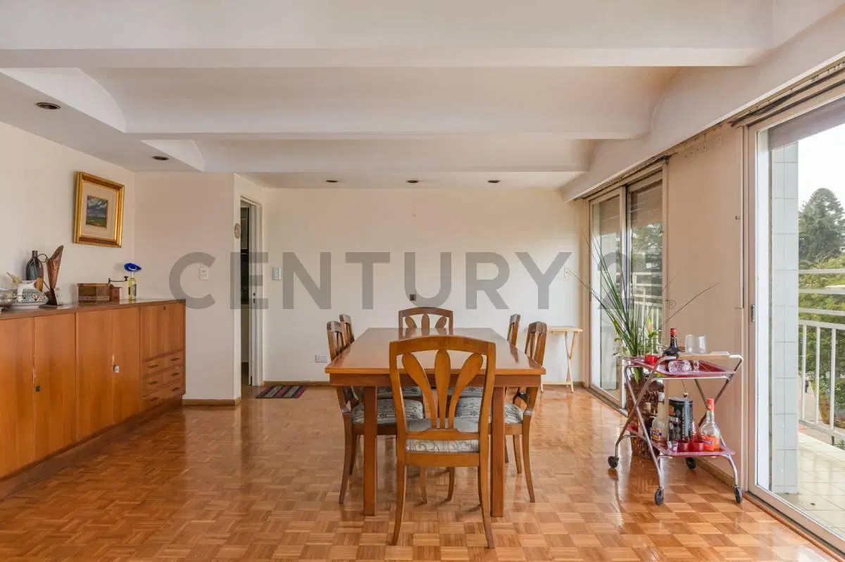 DEPARTAMENTO DE 5 AMBIENTES EN VENTA COCHERA Y HAB DE SERVICIO 2