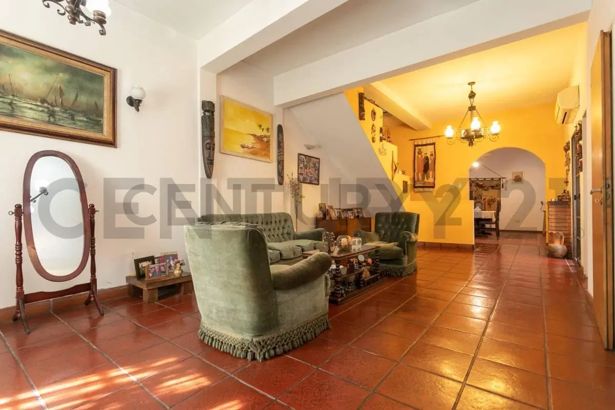 CASA DE 5 AMBIENTES EN VENTA EN ALMAGRO COCHERA 2