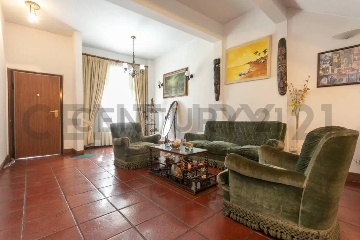 CASA DE 5 AMBIENTES EN VENTA EN ALMAGRO COCHERA 3