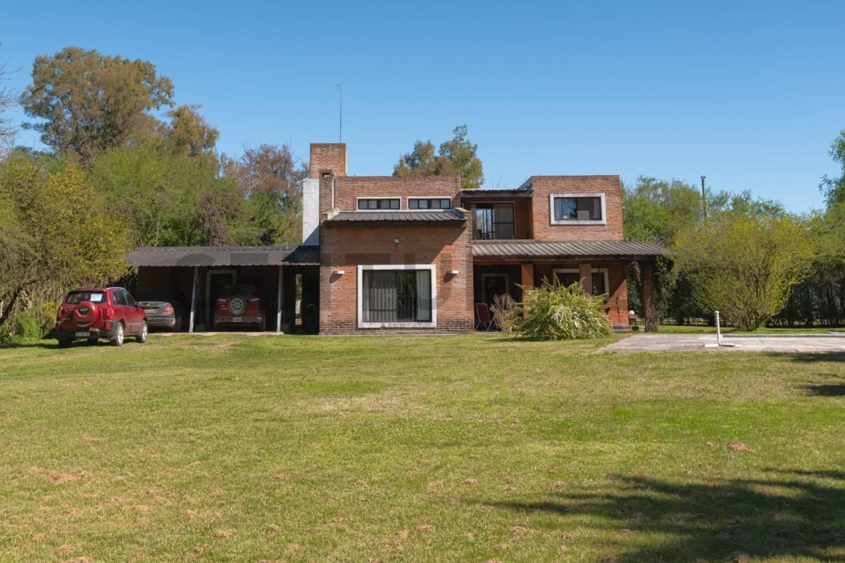 Foto de Venta Casa quinta con piscina y gran parque Comarca del Sol Exaltacion, imagen 3