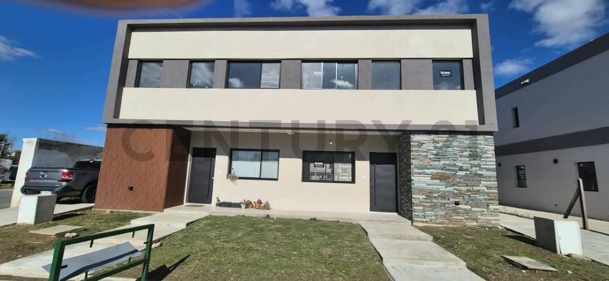Foto de Casa Duplex de 4 ambientes con galería, jardín y parrilla en Pilar, imagen 1