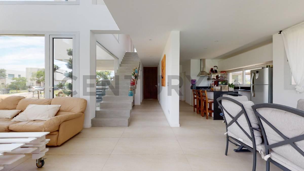 Foto de EN VENTA CASA DE 4 DORMITORIOS BARRIO CASTAÑOS NORDELTA, imagen 5