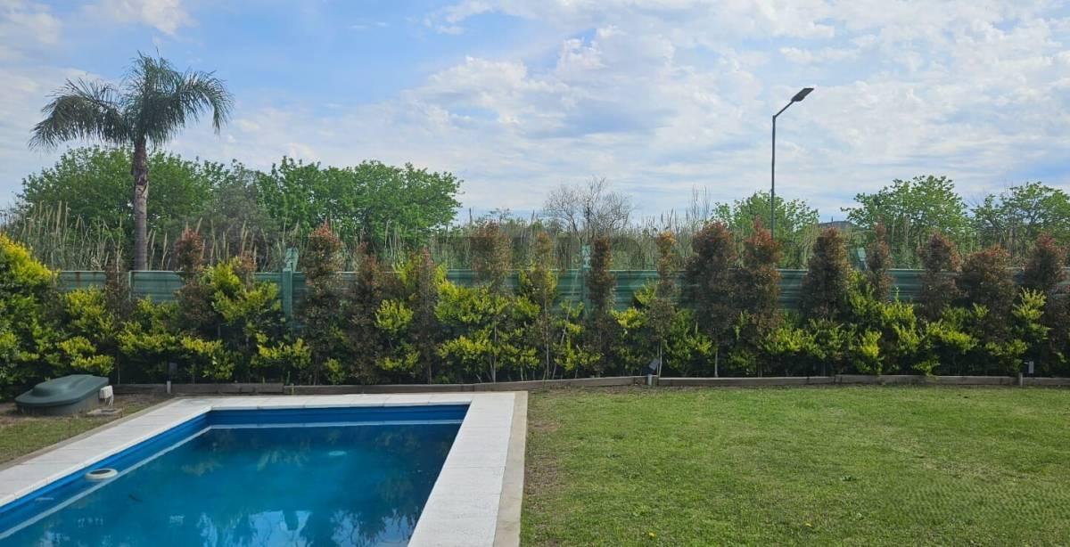 Foto de EN VENTA CASA DE 4 DORMITORIOS BARRIO CASTAÑOS NORDELTA, imagen 2