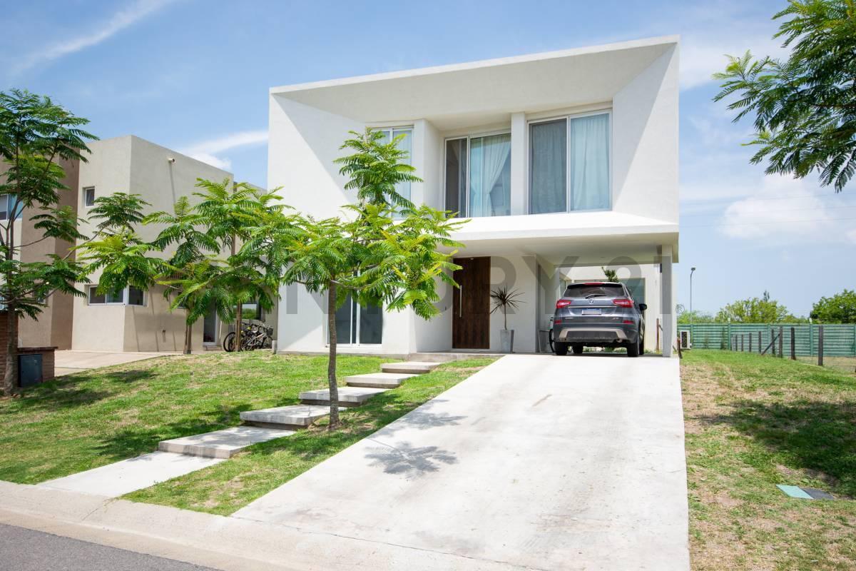 Foto de EN VENTA CASA DE 4 DORMITORIOS BARRIO CASTAÑOS NORDELTA, imagen 4