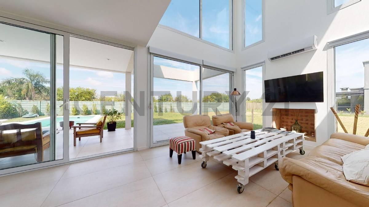 Foto de EN VENTA CASA DE 4 DORMITORIOS BARRIO CASTAÑOS NORDELTA, imagen 1