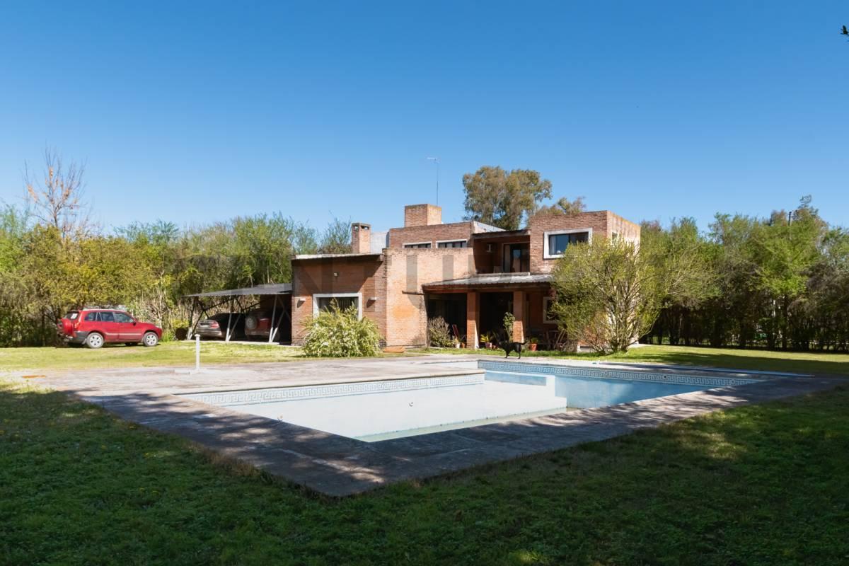 Foto de Venta Casa quinta con piscina y gran parque Comarca del Sol Exaltacion, imagen 1