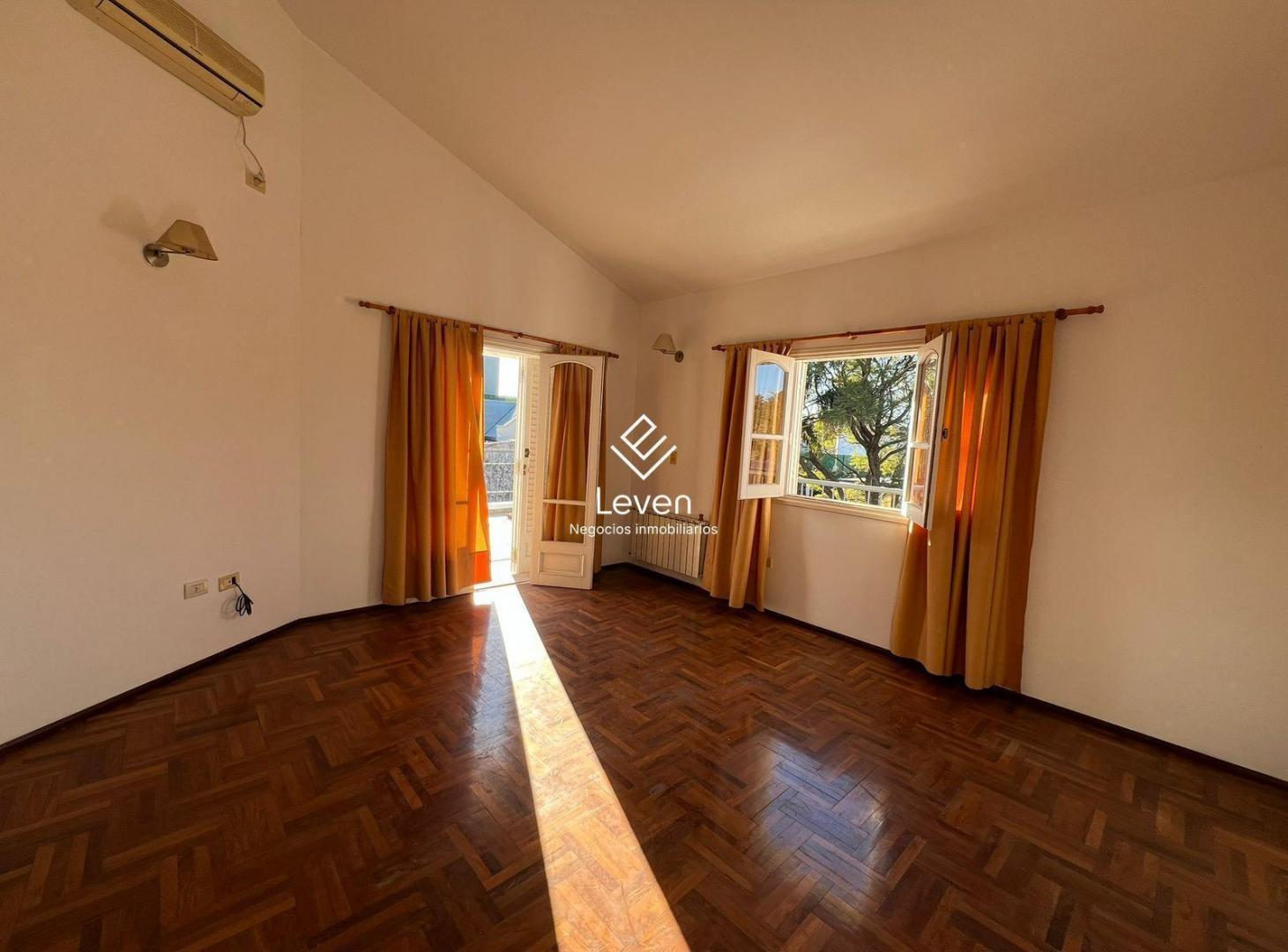 Foto de VENTA Casa 4 DORMITORIOS VILLA BELGRANO SOBRE NEPPER CATEGORIA, imagen 2