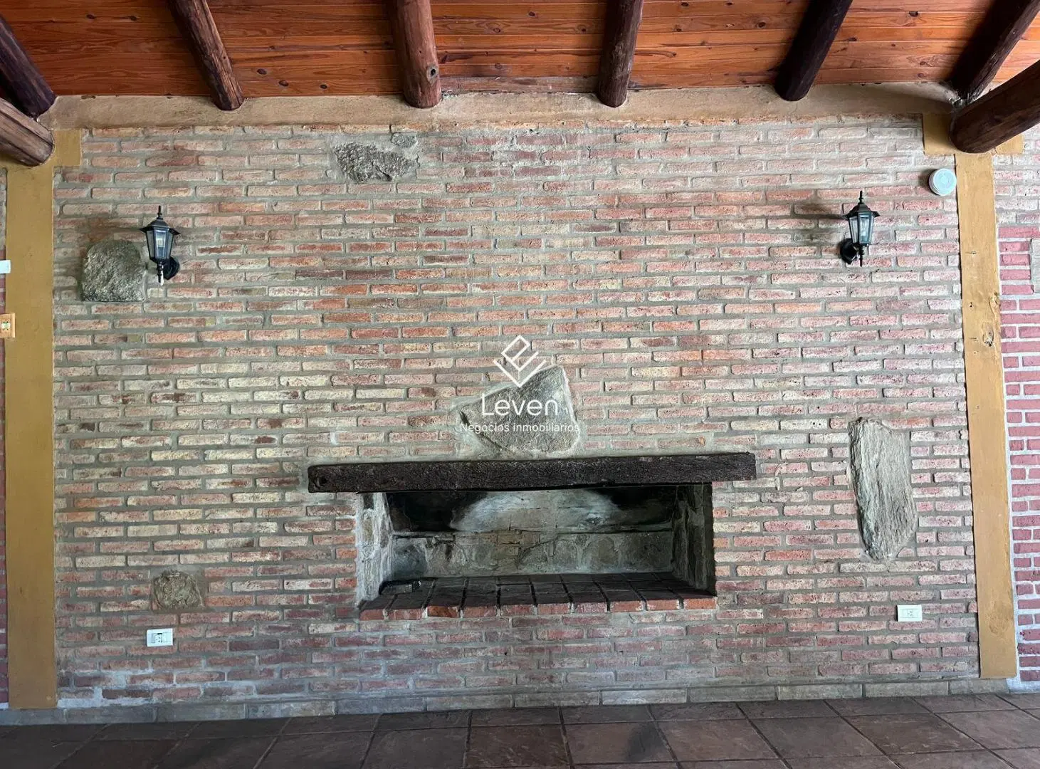 Local comercial con gran terreno en Falda del Carmen camino a Bosque Alegre 2