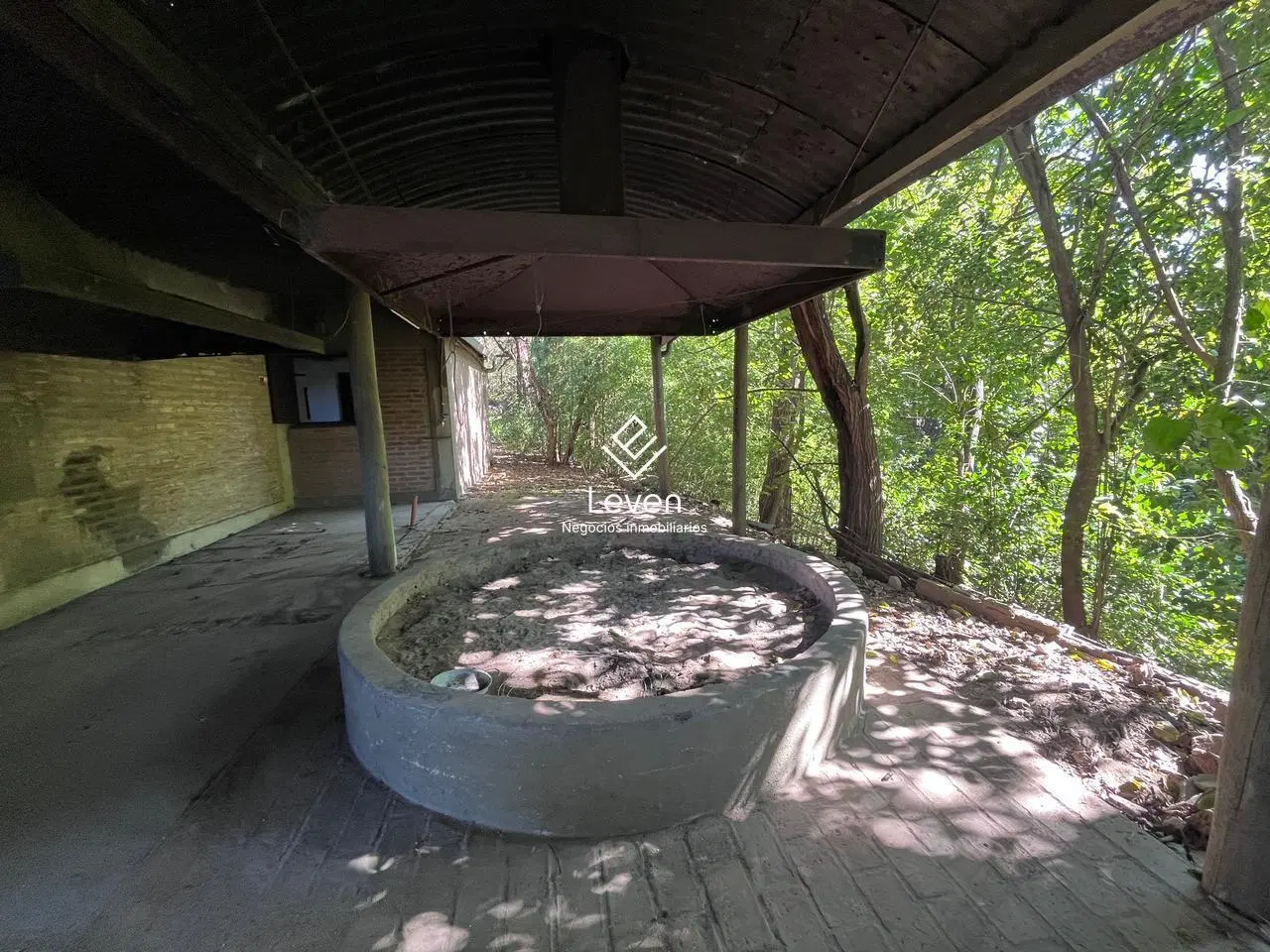 Local comercial con gran terreno en Falda del Carmen camino a Bosque Alegre 4