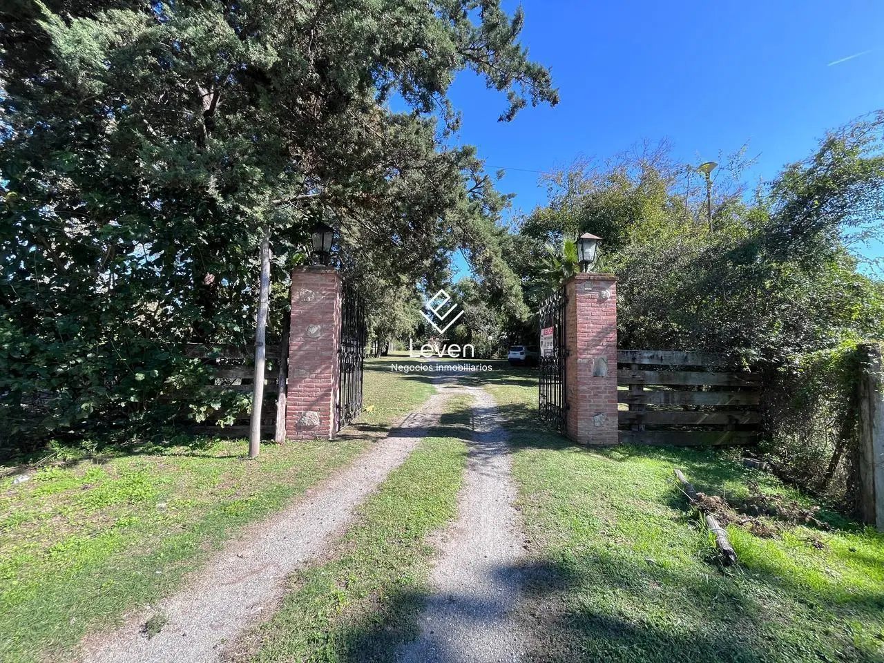 Local comercial con gran terreno en Falda del Carmen camino a Bosque Alegre 3
