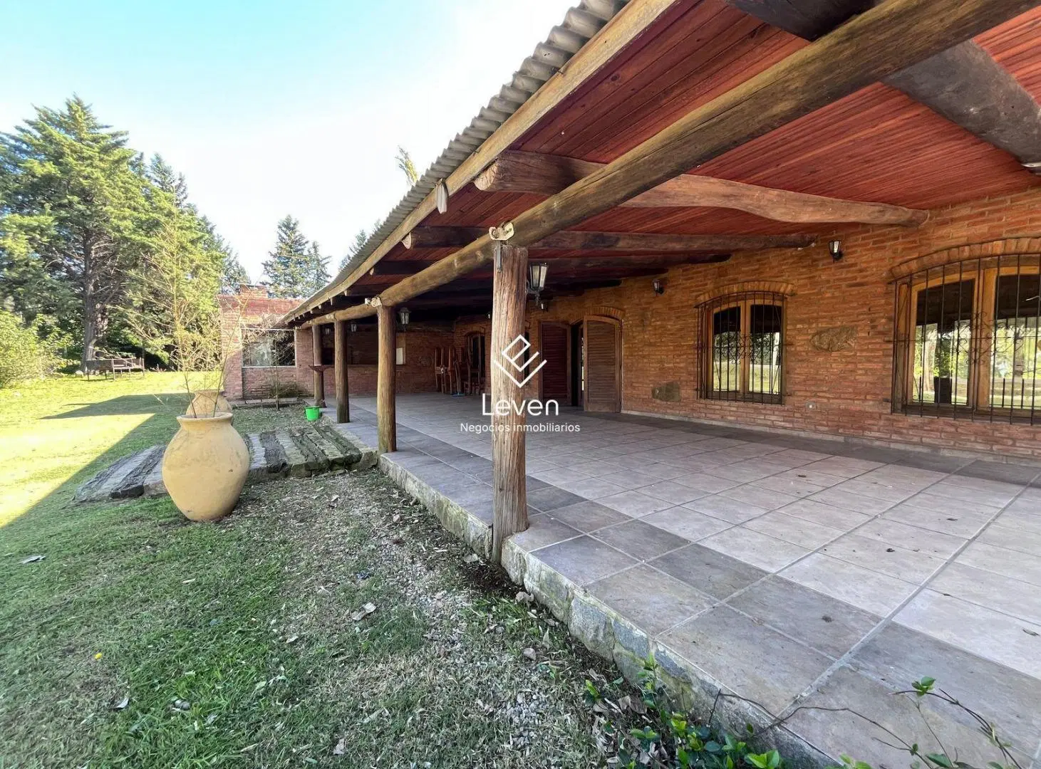 Local comercial con gran terreno en Falda del Carmen camino a Bosque Alegre 1