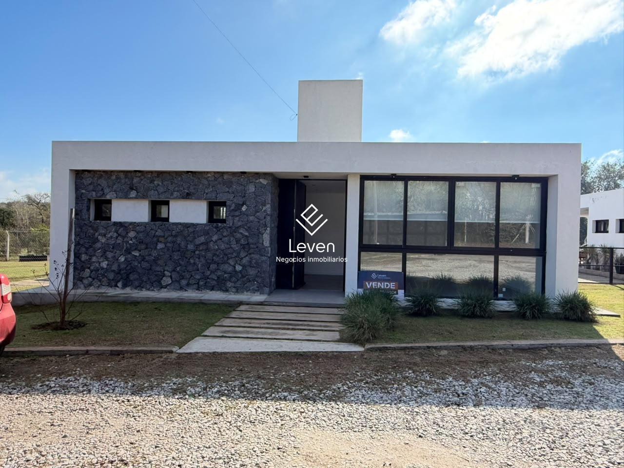 VENTA DE CASA 3 DORM EN HOUSING FRENTE AL COUNTRY MANANTIALES