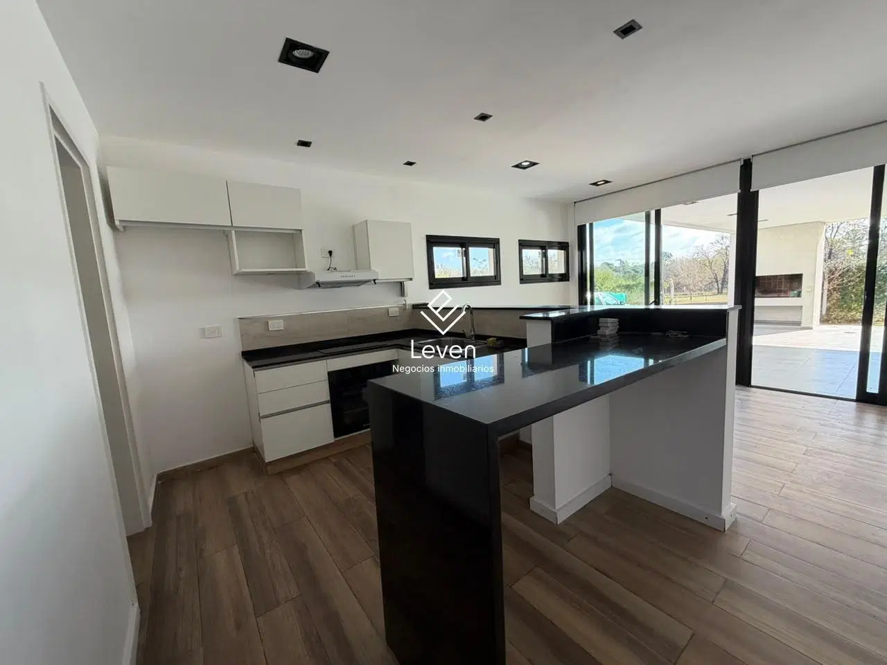VENTA DE CASA 3 DORM EN HOUSING FRENTE AL COUNTRY MANANTIALES 5