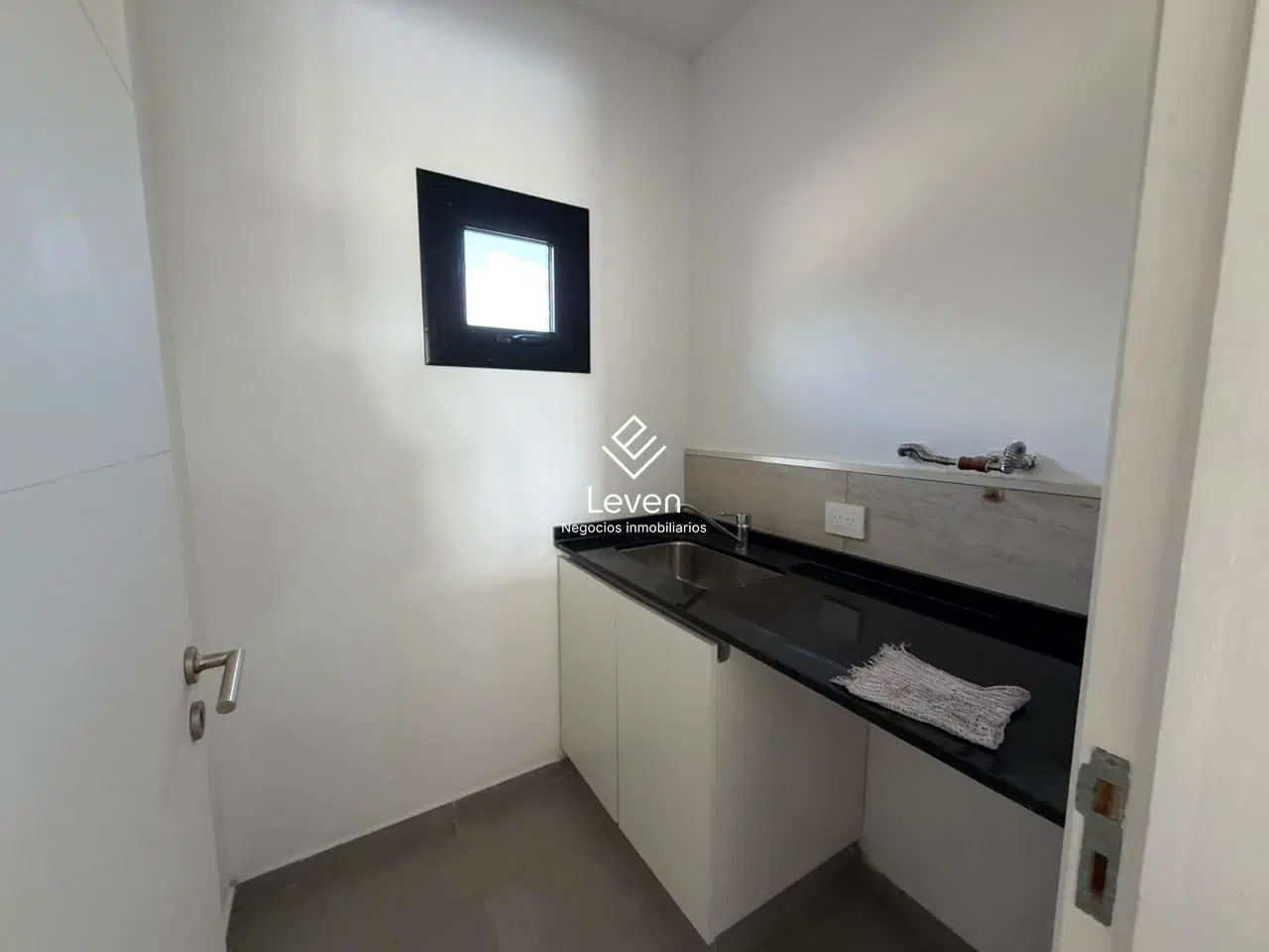 VENTA DE CASA 3 DORM EN HOUSING FRENTE AL COUNTRY MANANTIALES 3