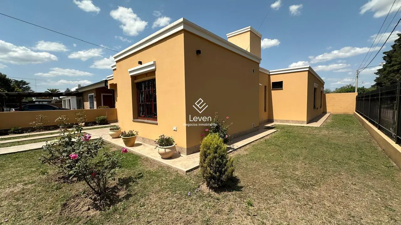 VENTA CASA 3 DORMITORIOS 3 BAÑOS EN COLONIA CAROYA 2