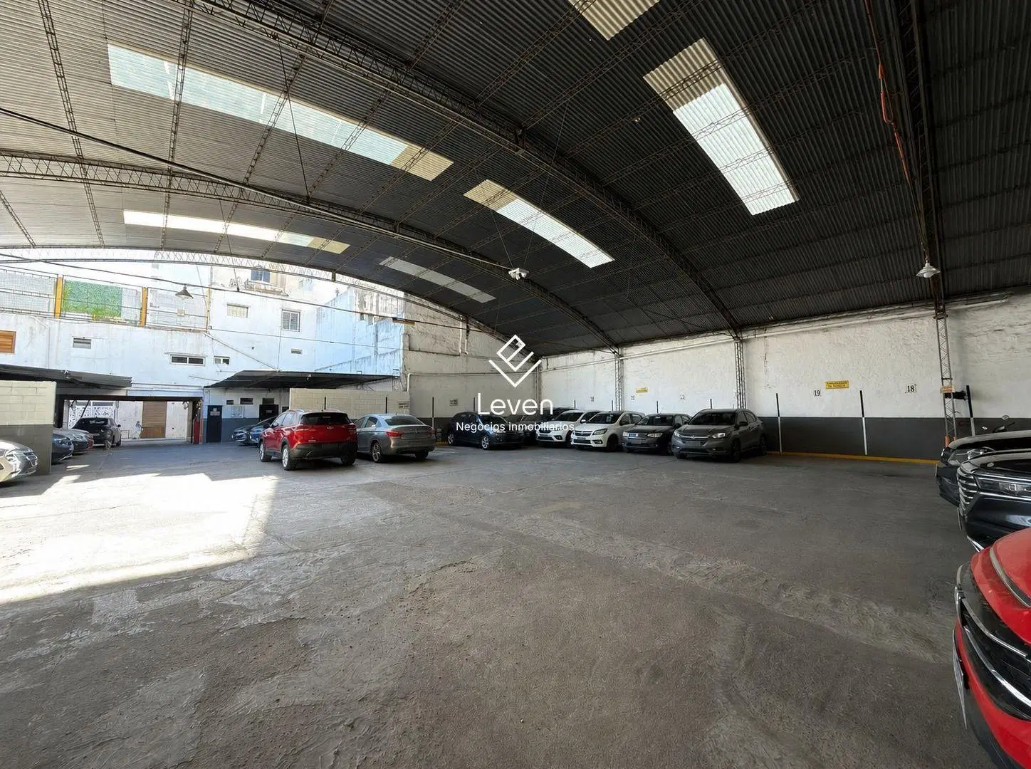 Venta Cochera Estacionamiento y 5 Departamentos Zona Plaza Colon 2