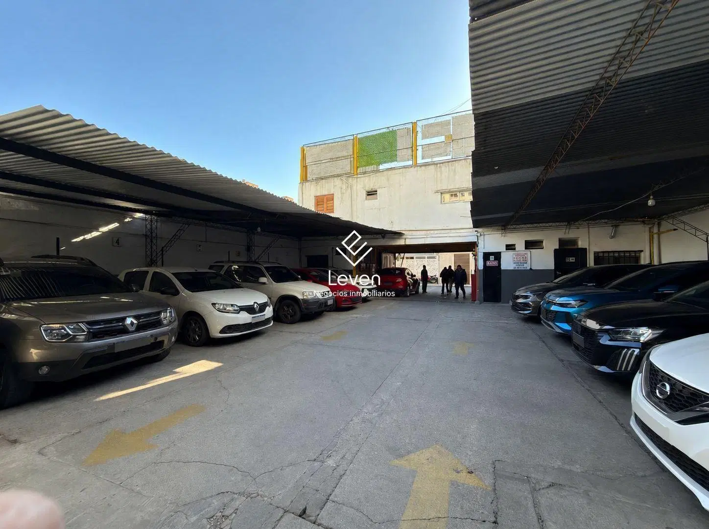Venta Cochera Estacionamiento y 5 Departamentos Zona Plaza Colon 3