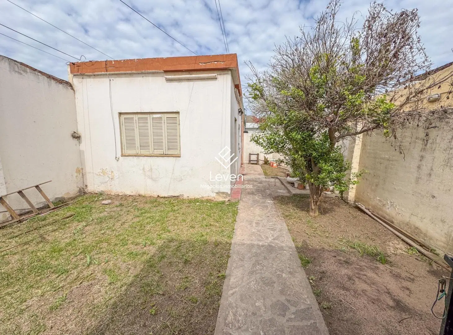 Venta Casa mas Local y Departamentos sobre Bv los Granaderos 4