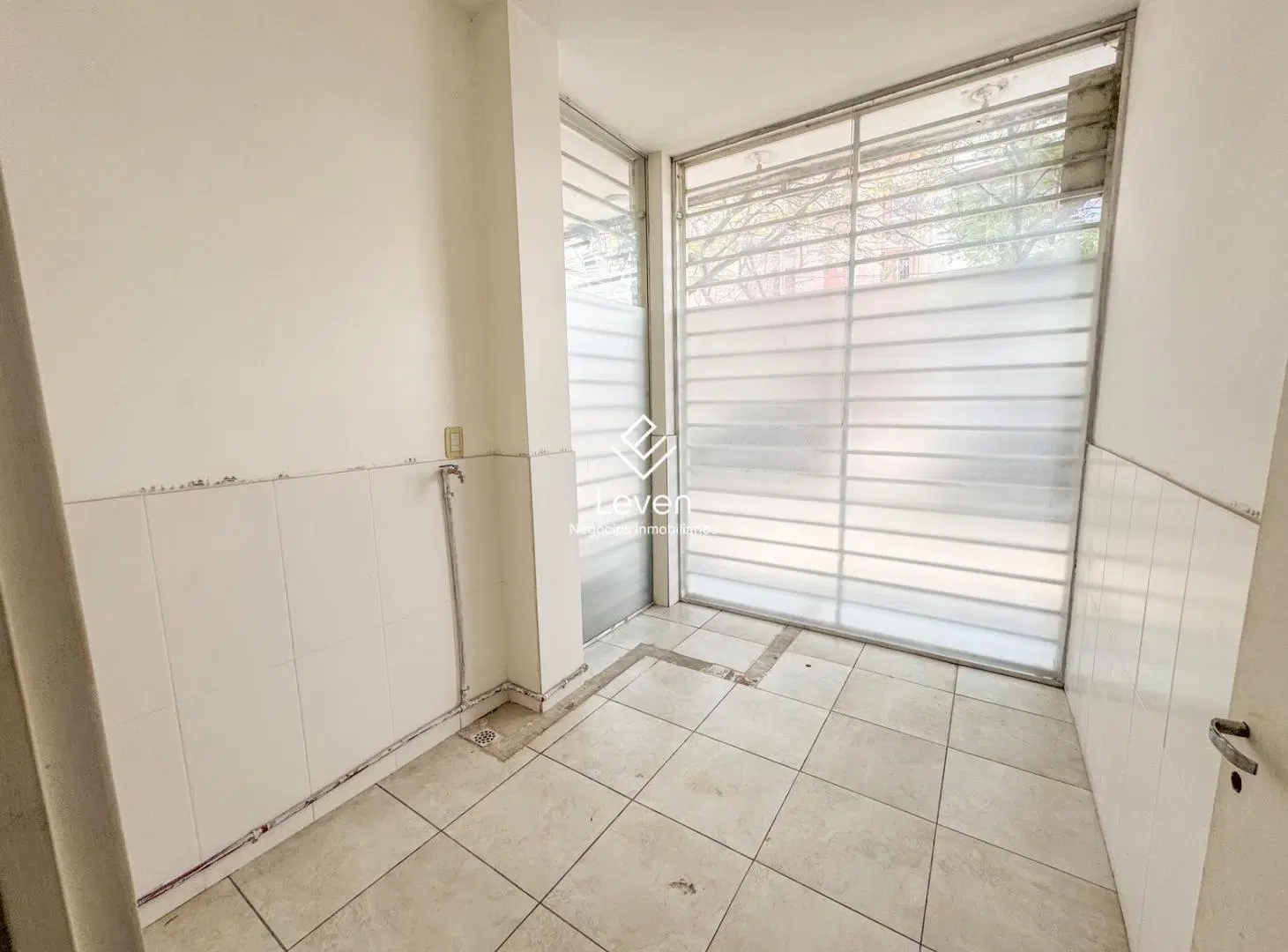 Venta Local Comercial apto Oficina Consultorio Barrio Alberdi 4