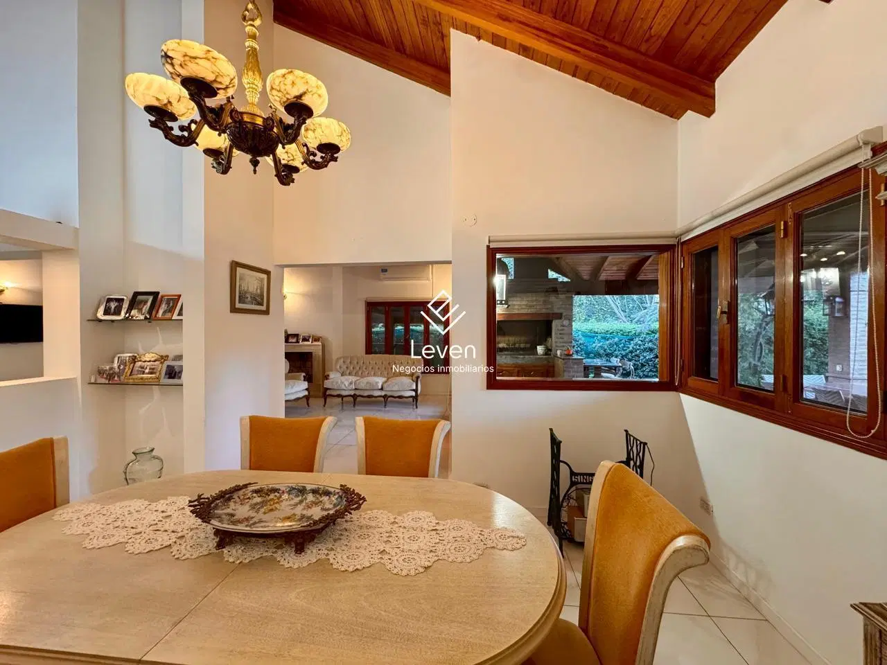 Casa 4 dormitorios con gran terreno Lomas de la Carolina 3