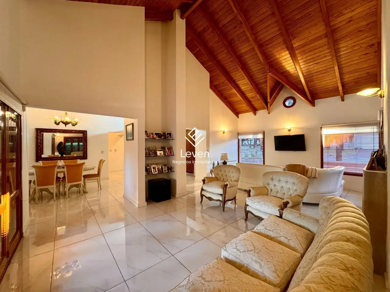 Casa 4 dormitorios con gran terreno Lomas de la Carolina 4