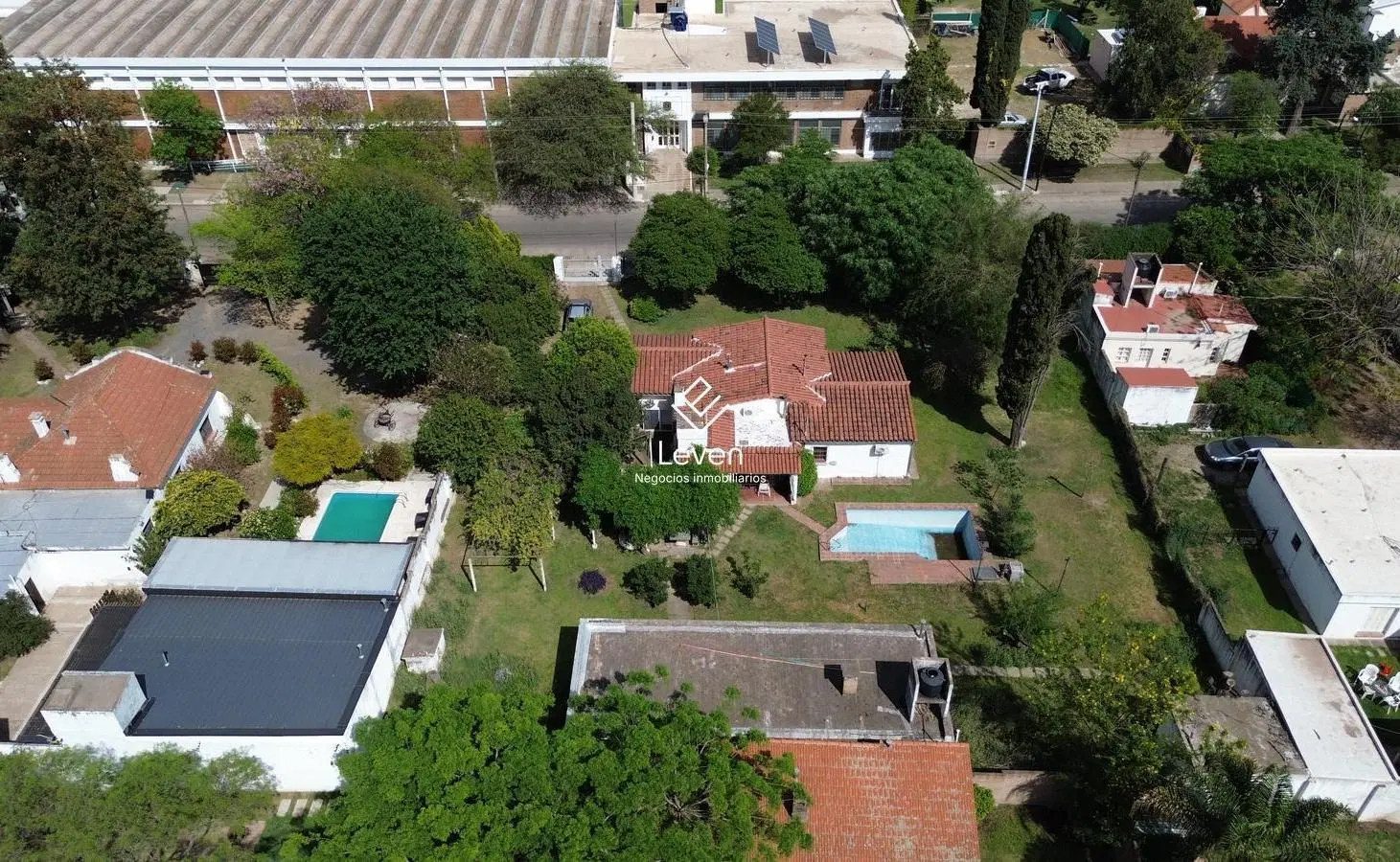 Venta Casa con Terreno 1572mts frente Colegio Aleman apto 6 unidades 1