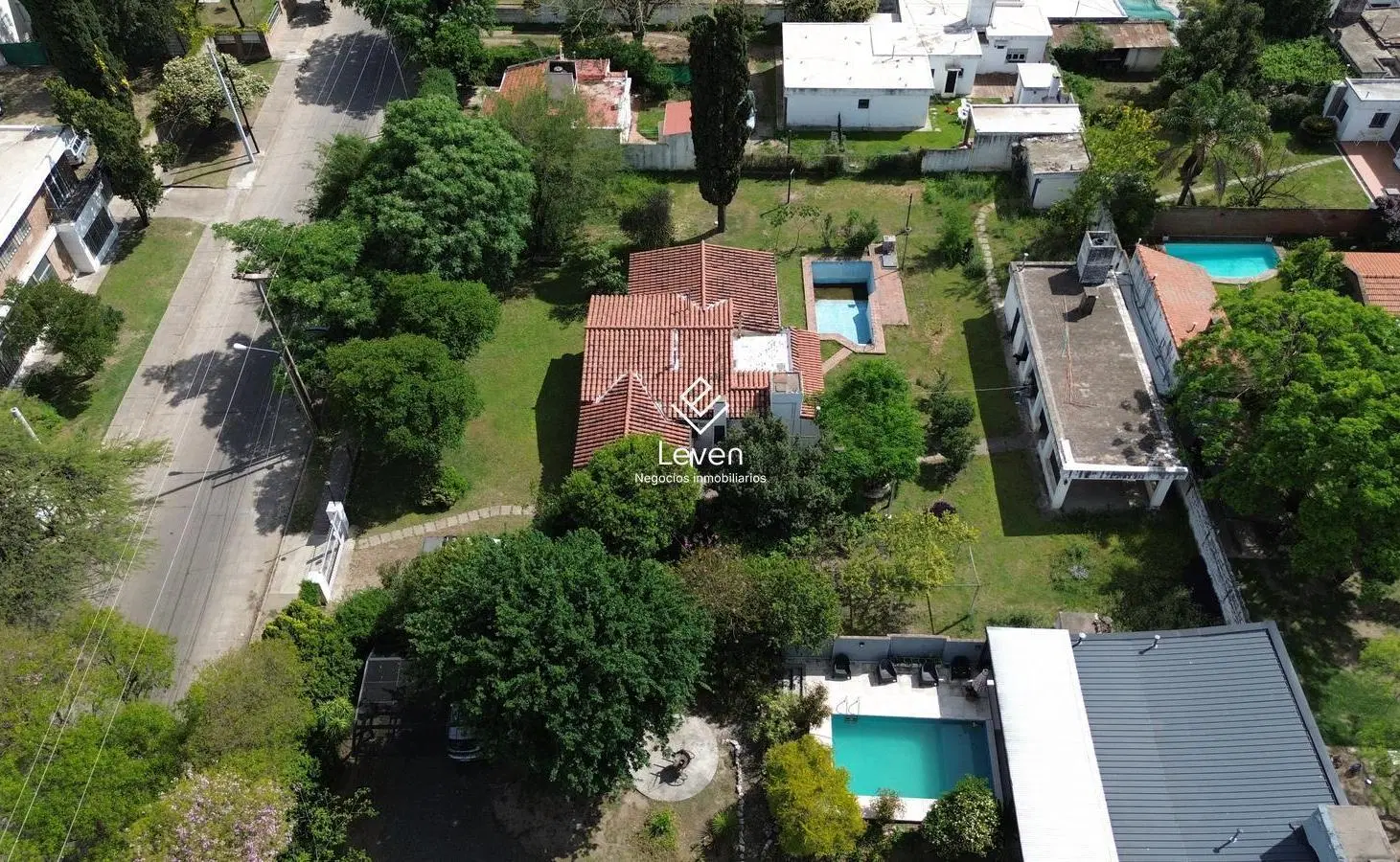 Venta Casa con Terreno 1572mts frente Colegio Aleman apto 6 unidades 2