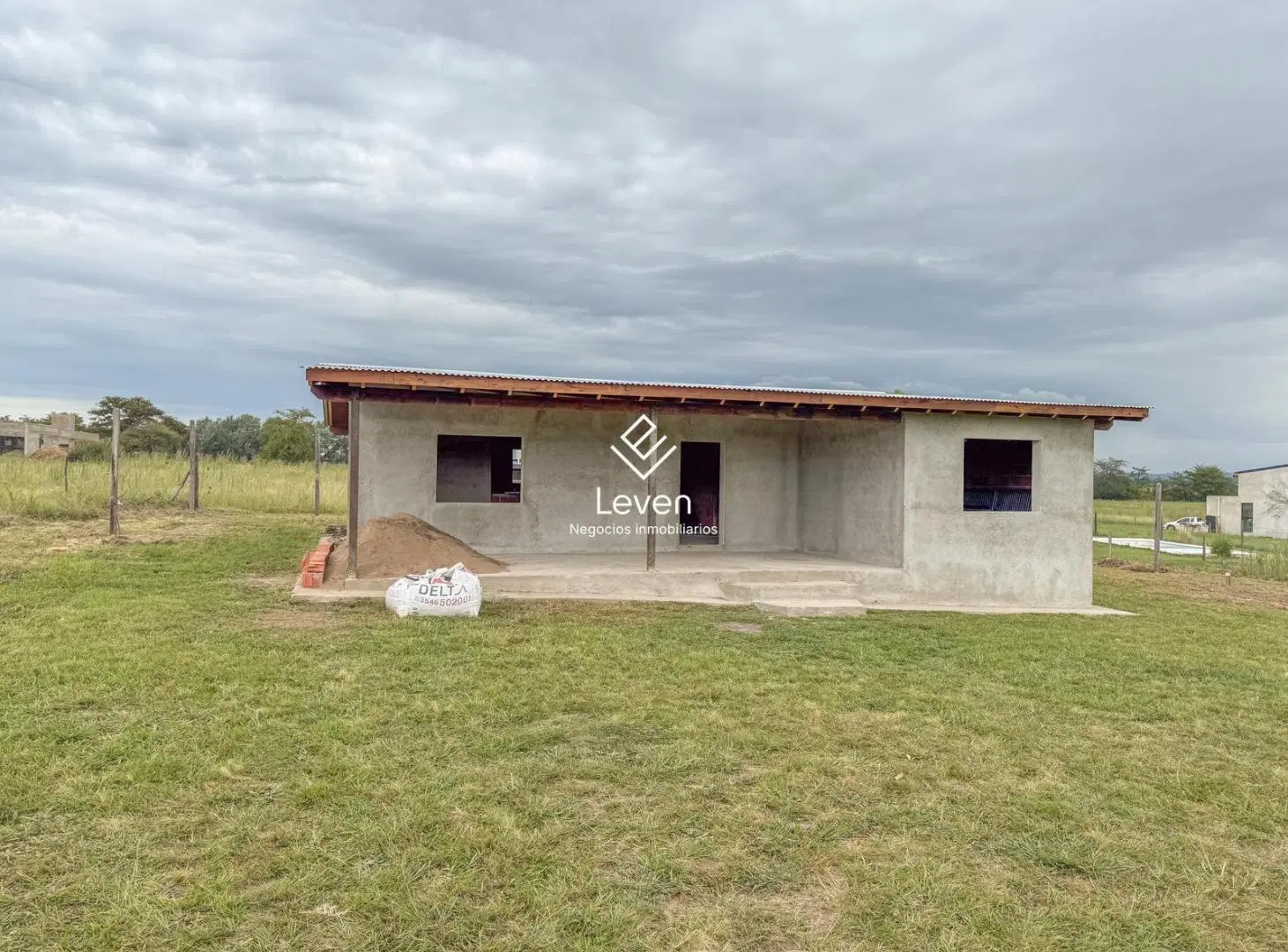 VENTA CASA A TERMINAR PUNTO CLARO LOS REARTES 2 DORM 8