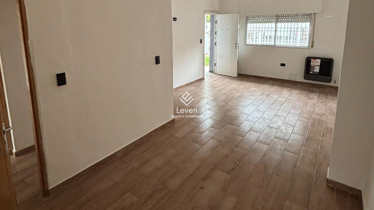 Foto de VENTA CASA 2 DORMITORIOS APTA CREDITO VILLA CABRERA, imagen 1
